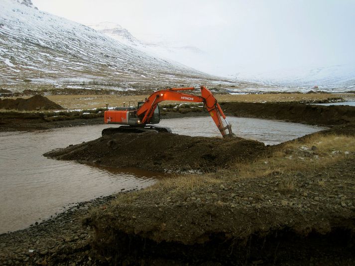 Eskifjarðará þveruð við lagningu jarðstrengja til að auka flutningsgetu raforkukerfisins á Austurlandi.