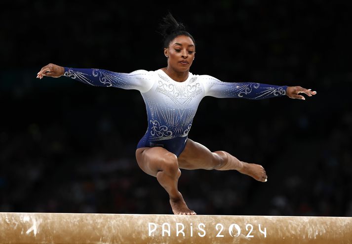 Biles gerði æfingar á jafnvægisslánni en var sleginn út af laginu af sussandi áhorfendum.