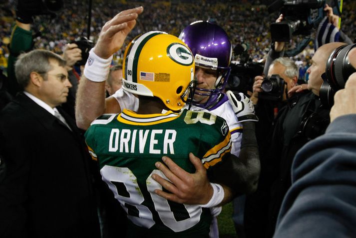 Favre faðmar hér sinn gamla félaga, Donald Driver, eftir leikinn í gær.