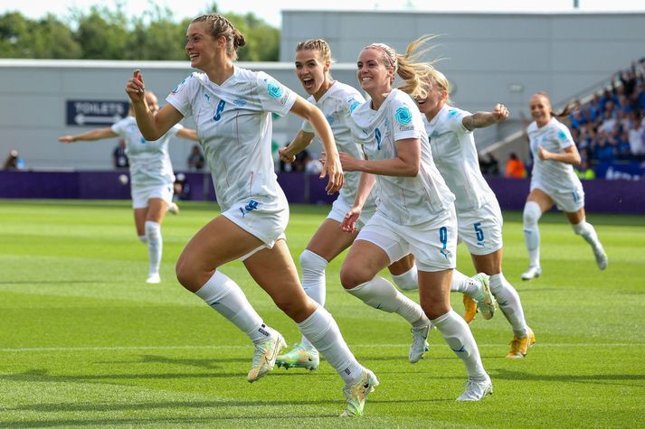Íslenska landsliðið var með á síðasta EM, í Englandi í fyrra, og tapaði ekki leik en varð þó að sætta sig við að falla úr leik í riðlakeppninni.