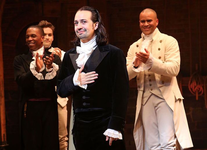 Lin-Manuel Miranda á sviði á Broadway eftir síðustu sýningu sína í hlutverki Alexander Hamilton.