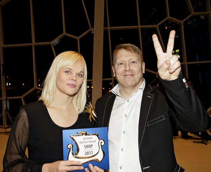 Sigurvegarinn Guðbjörg K. Ingvarsdóttir, eigandi Aurum, ásamt Jóni Gnarr borgarstjóra, sem afhenti verðlaunin.