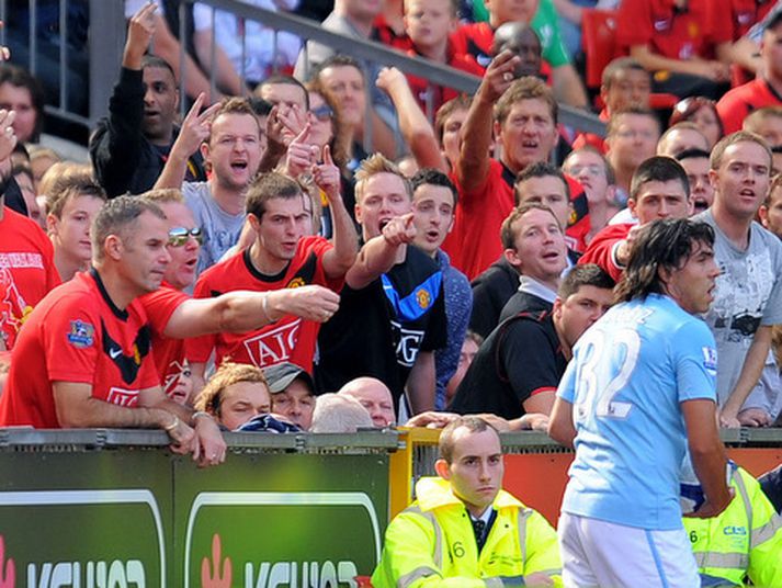 Carlos Tevez fær að heyra það frá stuðningsmönnum United.