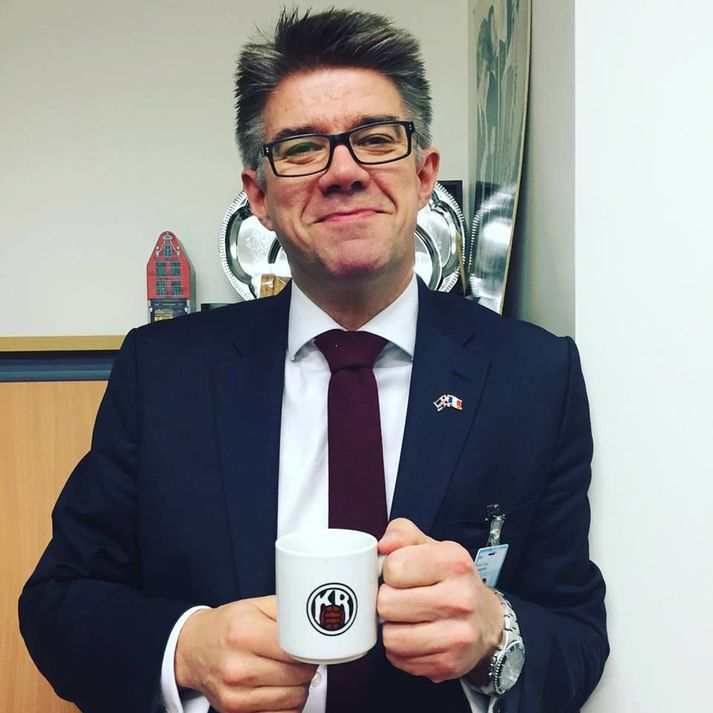 Gunnar Bragi með bollann umrædda.