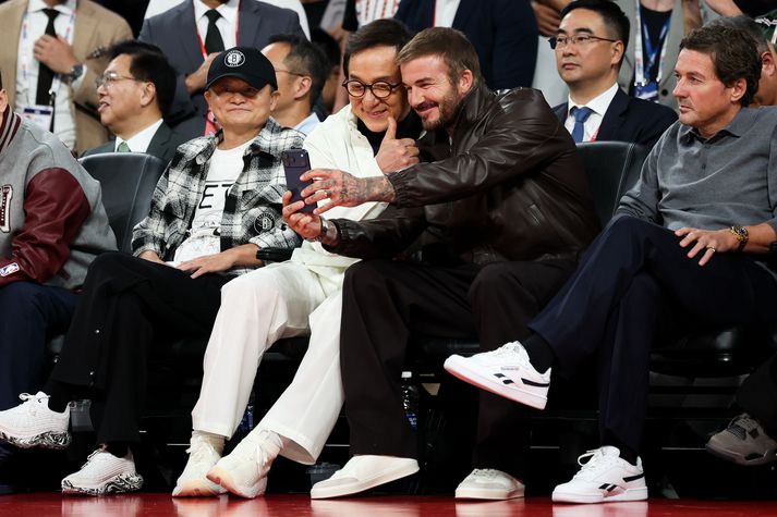 David Beckham tekur sjálfur með sér og hasarmyndagoðsögninni Jackie Chan.