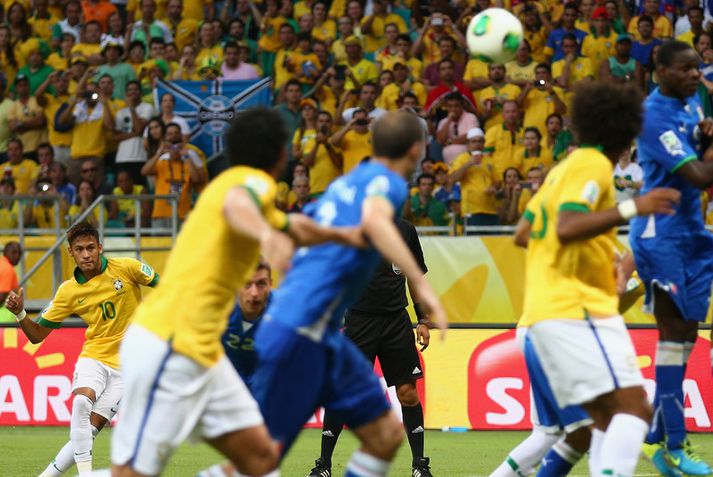 Neymar sér hér á eftir boltanum í netið