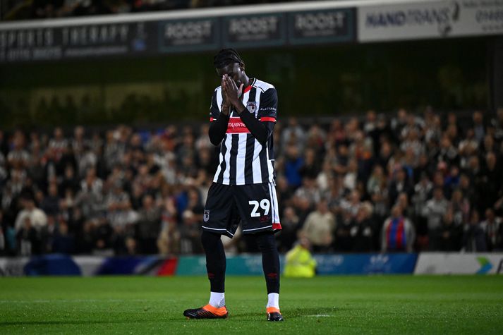 Clarke Oduor klikkaði á sinni spyrnu í vítakeppninni í viðureign Grimsby Town og Manchester United í 2. umferð enska deildabikarsins.