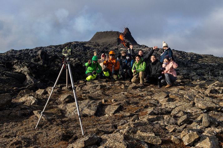 Flestir vildu fá mynd af sér með gosið í bakgrunni. Þessi tíu manna hópur hafði tekið með sér þrífót svo allir gætu verið með á myndinni.