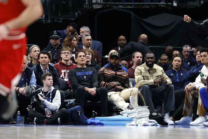 Mark Cuban eigandi Dallas fylgist hér með leiknum gegn Chicago úr stúkunni ásamt Kyrie Irving og Tim Hardaway jr.