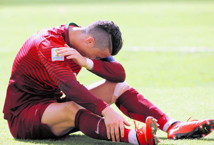 Cristiano Ronaldo grætur eftir að Portúgal var úr leik á HM.