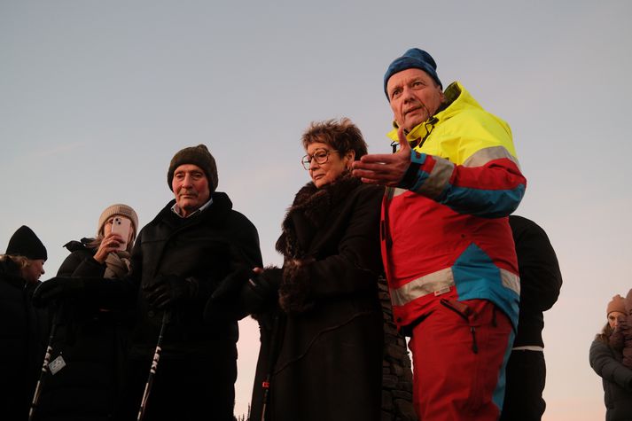 Fjölskylda og vinir Sigurðar Kristófers komu saman við Tungufljótið. Á myndinni er Haukur Ingi prestur og fjölskylda Sigurðar Kristófers. 