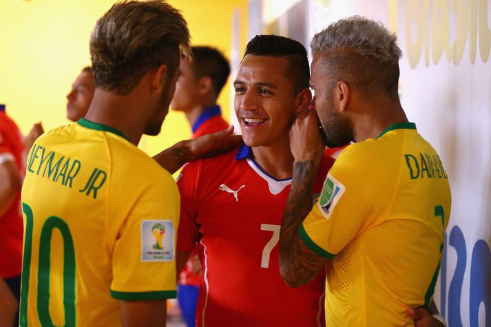 Alexis Sanchez, landsliðsmaður Síle, með Brasilíumönnunum Neymar og Dani Alves á HM í Brasilíu í sumar.