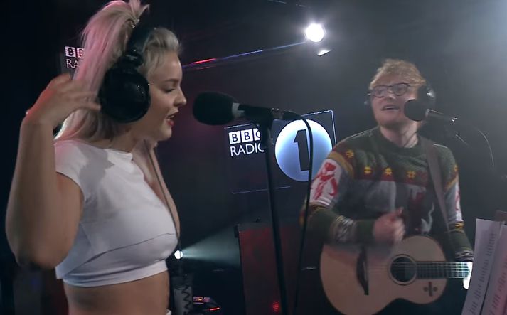 Anne-Marie og Ed Sheeran lifðu sig inn í flutninginn.