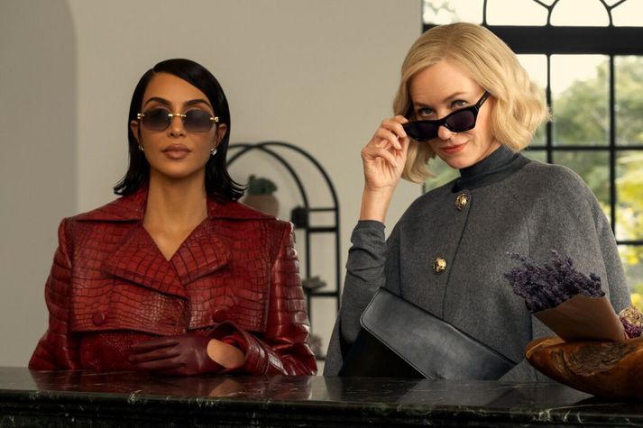 Kim Kardashian og Naomi Watts fara með aðalhlutverkin í þáttunum.