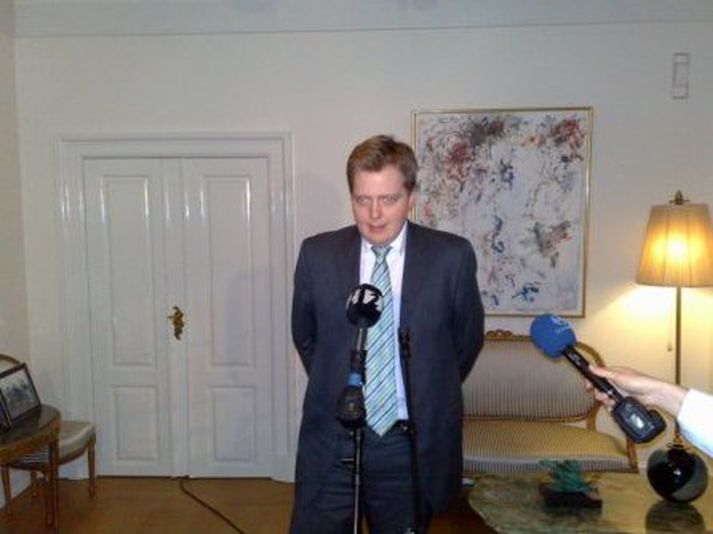 Sigmundur Davíð Gunnlaugsson ræðir við fréttamenn á Bessastöðum