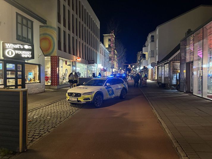 Lögregluþjónar að störfum í miðbænum í gærkvöldi.