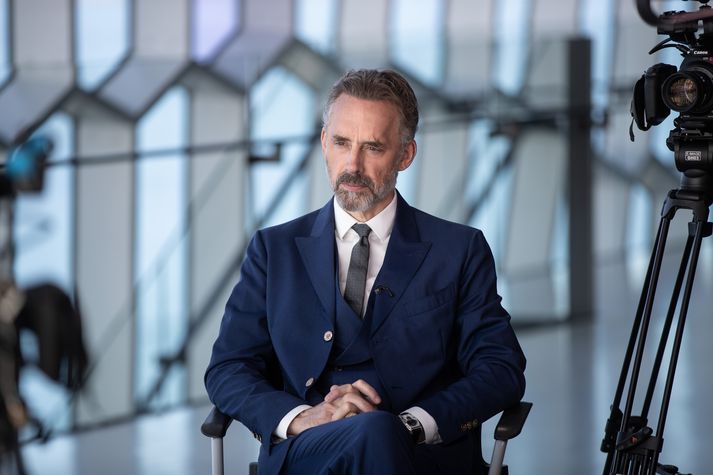 Jordan Peterson hafnar því sem kallað hefur verið "kúgun feðraveldisins“. Peterson segir feðraveldið fremur hafa verið ófullkomna samfélagstilraun, sem hafi teygt sig yfir árþúsundir, í þeirri viðleitni bæði karla og kvenna að losna undan skorti, sjúkdómum, striti og annarri þjáningu.  