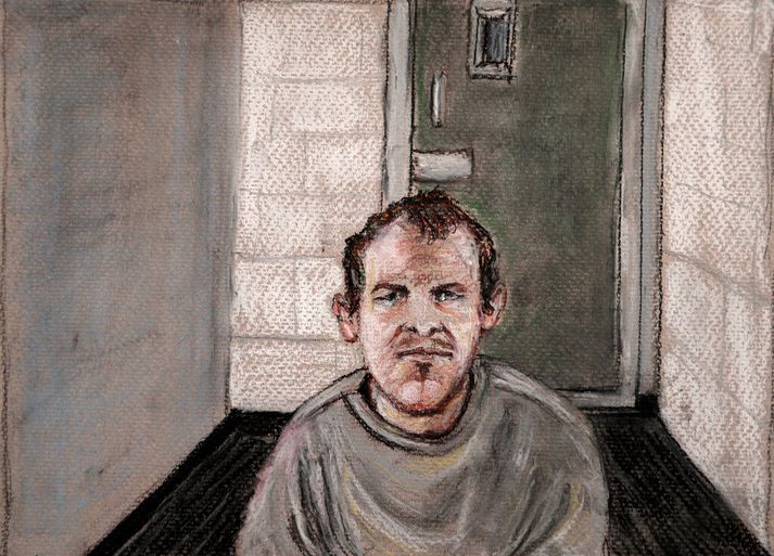 Teikning af fjöldamorðingjanum í Christchurch í fangaklefa sínum.