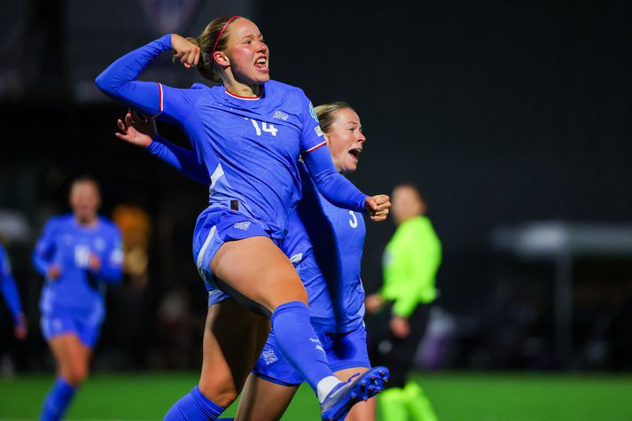 Hlín Eiríksdóttir fagnaði vel eftir að hafa komið Íslandi í 2-0 með frábærum skalla.