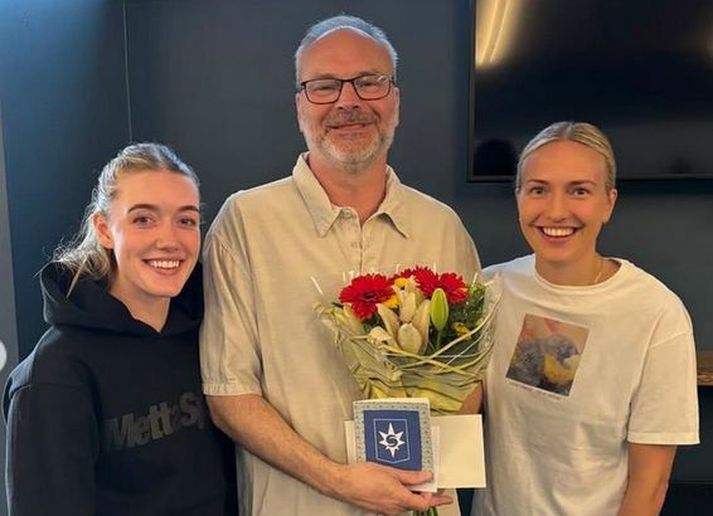 Kristján Guðmundsson með þeim Önnu Maríu Baldursdóttur og Gyðu Kristínu Gunnarsdóttur eftir að Stjörnustelpurnar færðu honum þakkargjöf.
