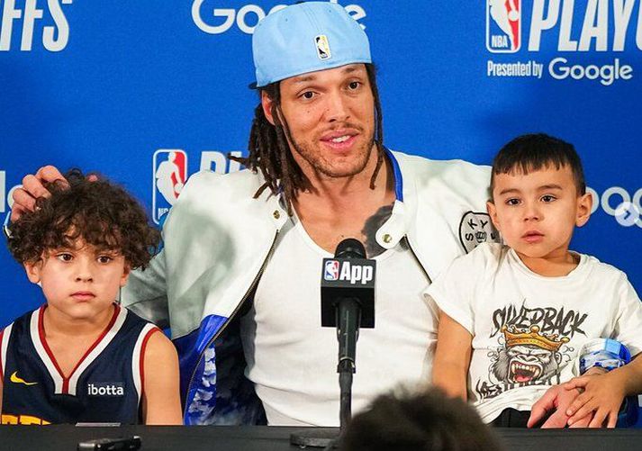 Aaron Gordon með tvo litla frænda sér við hlið á blaðamannafundinum eftir leik.