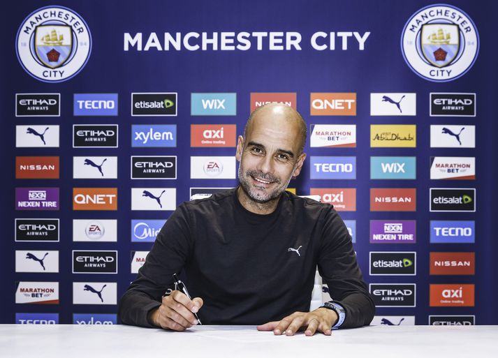 Pep Guardiola undirritar nýja samninginn við Manchester City.