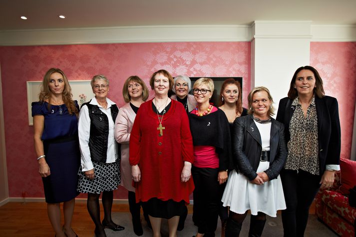 Agnes M. Sigurðardóttir veitti bleiku slaufunni viðtöku úr hendi einnar af sex hvunndagshetjum sem tóku við slaufunni í fyrra úr hendi frú Vigdísar Finnbogadóttur, fyrrum forseta.