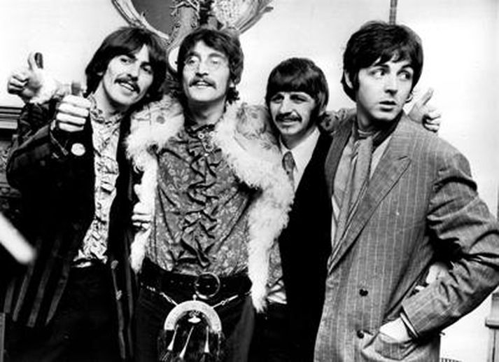 Bítlarnir fagna útgáfu Sgt Pepper Lonely Heart club band í maí 1967.