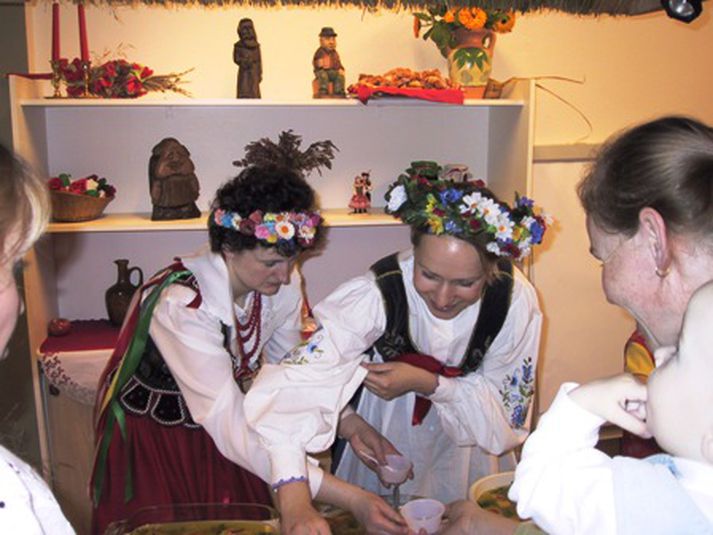 Tvær konur í pólska þjóðbúningnum. Mynd tengist ekki frétt beint.