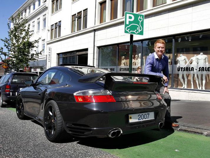 Gísli og Porsche-inn númer 2007 Um leið og rafknúna Teslan kemur til landsins verður Porsche-inn, merktur 2007, seldur úr landi.
fréttablaðið/gva