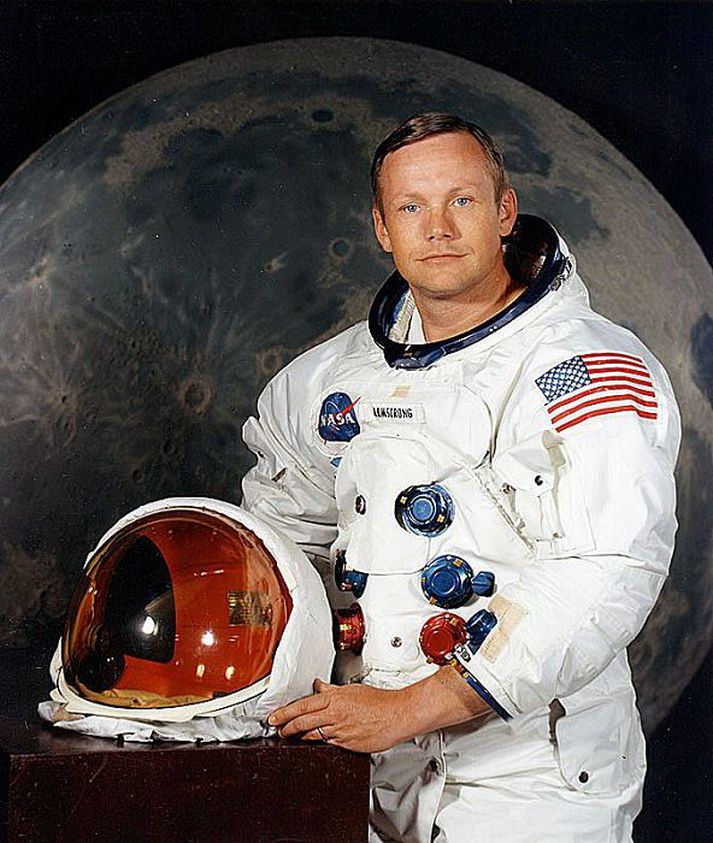 Sá fyrsti Neil Armstrong, sem féll frá ekki alls fyrir löngu 82 ára gamall, mælti hin fleygu orð „eitt lítið skref fyrir manneskju, en risastökk fyrir mannkynið allt“ þegar hann steig niður til yfirborðsins.