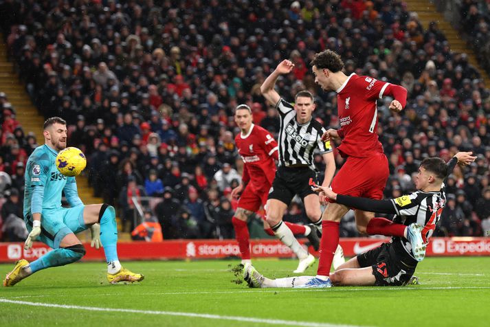 Curtis Jones á eitt 35 skota Liverpool í leiknum gegn Newcastle United.