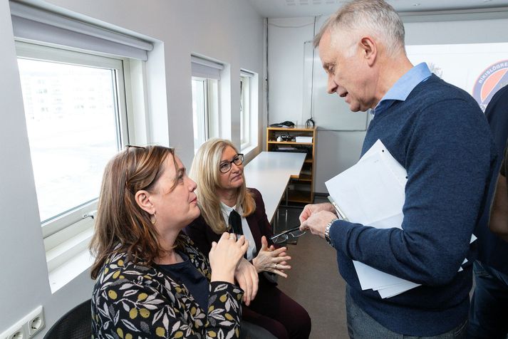 Svandís Svavarsdóttir heilbrigðisráðherra ræðir við Ölmu Möller landlækni og Þórólf Guðnason sóttvarnalækni. Heilbrigðisráðuneytið hefur tilkynnt um þriðja samning Evrópusambandsins við lyfjafyrirtæki um kaup á bóluefni við kórónuveirunni.