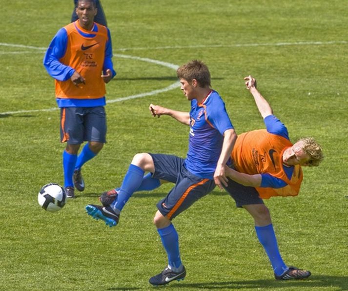 Ryan Babel fylgist með þeim Klaas Jan Huntelaar og Dirk Kuyt á æfingu hollenska landsliðsins á dögunum.