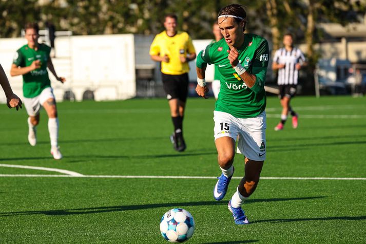 Ágúst Orri Þorsteinsson á ferðinni með boltann í leiknum á móti KR í kvöld en hann kom sínu liði í 3-1 í fyrri hálfleiknum.