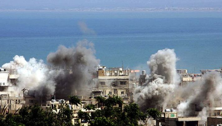 Stutt hlé var gert á bardögum til að flytja átján særða borgara út úr búðunum en hörð átök tóku skjótt við á ný.