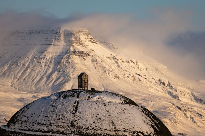 Loftið eróstöðugt og því víða líkur á skúrum eða éljum.