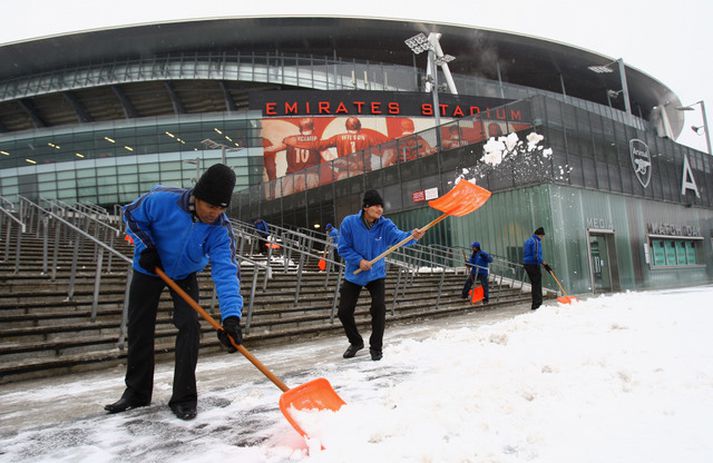 Það gekk greinilega ekki nógu vel að moka hjá Emirates-leikvanginum í dag.