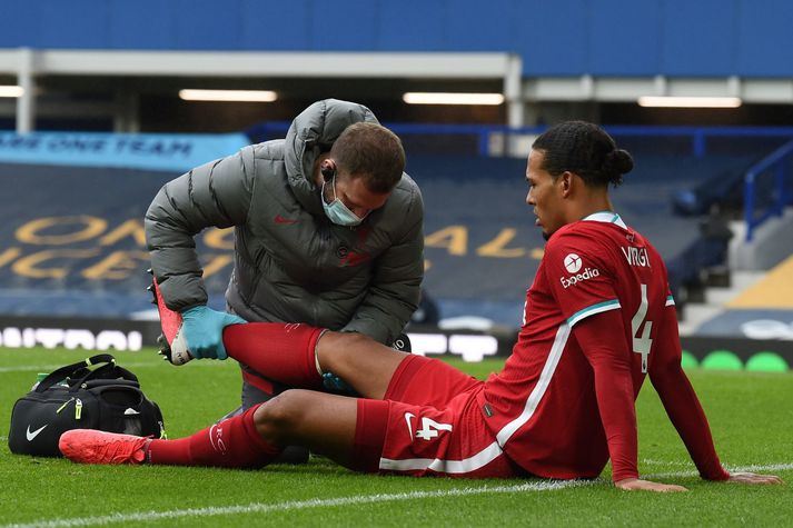 Virgil van Dijk meiddist í nágrannaslag Liverpool og Everton í október á seinasta ári.