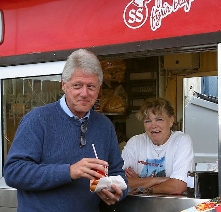 Myndin fræga af Bill Clinton og Maríu Einarsdóttur pylsusala eða Mæju eins og hún er kölluð.Fréttablaðið/GVA