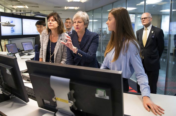 May (f.m.) kynnir sér tækni til að breyta koltvísýringi í súrefni í Imperial College í London í dag.