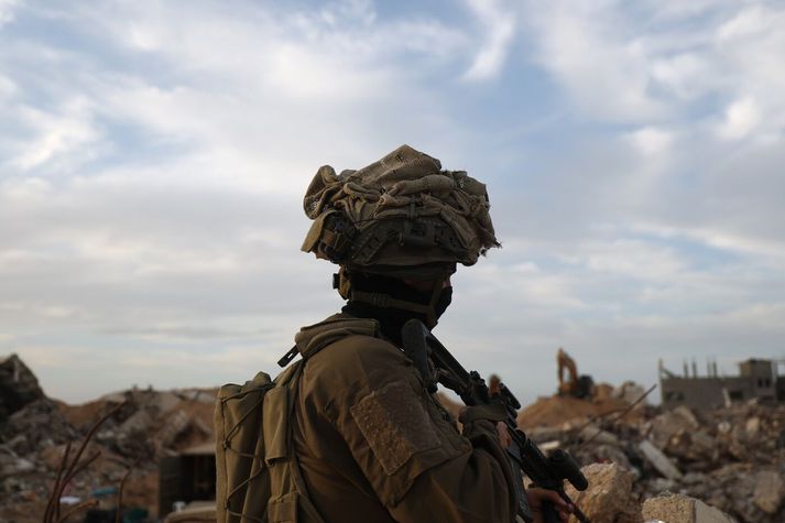 Ísraelskur hermaður á Gasaströndinni. Ísraelar halda rúmlega helmingi svæðisins.