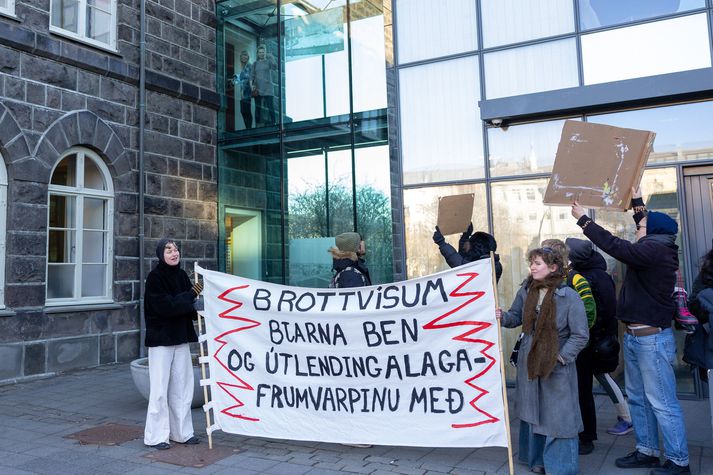 Hópur flóttamanna stóð fyrir mótmælum fyrir utan Alþingishúsið í dag.