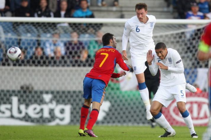 Phil Jones gegn Spánverjum í gær. Mynd. / Getty Images
