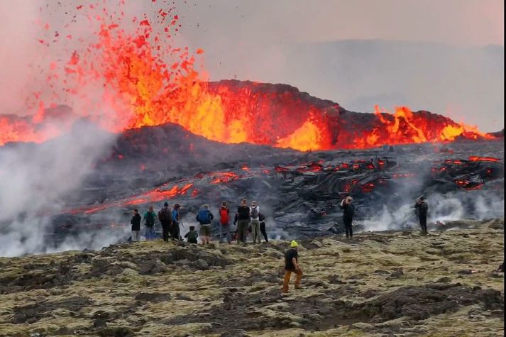 Fjöldi fólks lagði leið sína að eldgosinu í gær.