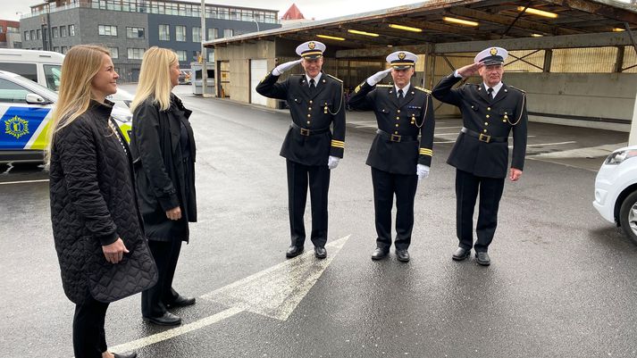 Yfirstjórn Lögreglunnar á höfuðborgarsvæðinu tók á móti nýjum lögreglustóra í porti lögreglustöðvarinnar við Hverfisgötu í morgun.