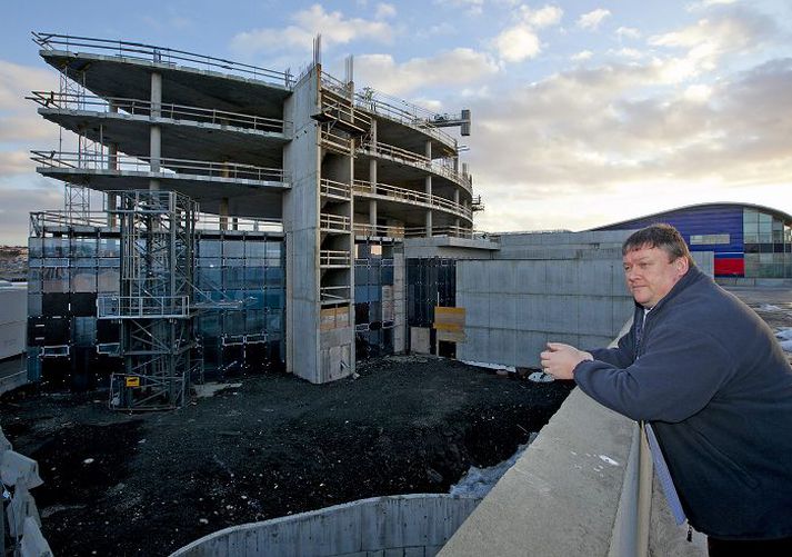 Talsmaður íbúa í Lindasmára segir vindhljóð frá hinum ókláraða og ófrágengna Norðurturni við Smáralind valda íbúum í nágrenninu miklu ónæði.
