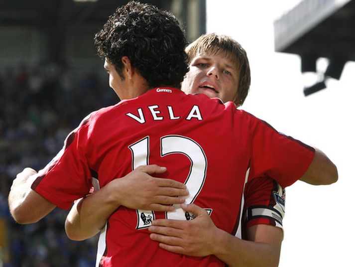 Andrey Arshavin fagnar marki Carlos Vela í leiknum.