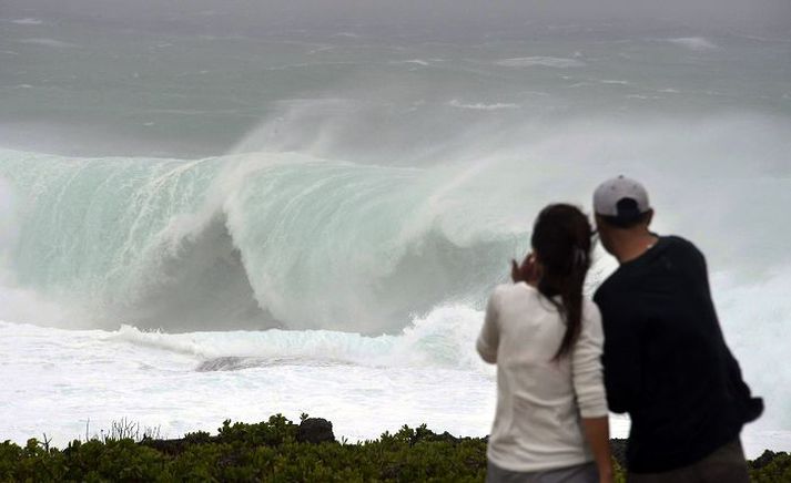 Fylgst með öldugang á ströndum eyjunnar Okinawa í gær.