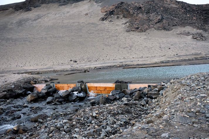 Stífla Neyðarlínunnar í Drekagili við Öskju er stærri en leyfið sagði til um.